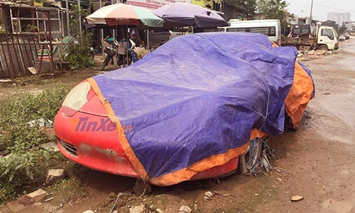 Siêu xe thể thao Porsche lại bị "bỏ xó" tại Hà Nội 
