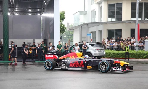 Biểu diễn đua xe F1 tại SVĐ Mỹ Đình vào 20/4/2019