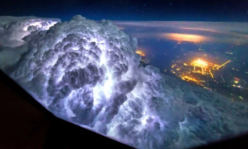 Những bức ảnh thời tiết ngoạn mục chụp từ máy bay