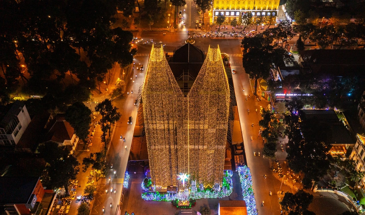 Bất ngờ với vẻ đẹp nhà thờ Đức Bà TP.HCM trước Giáng sinh