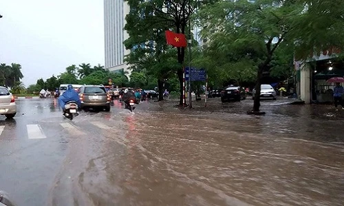Đường phố Hà Nội thành “sông” sau cơn mưa lớn