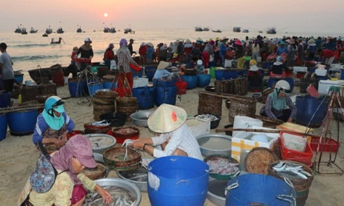 Kỳ lạ khu chợ chỉ họp vào mùa hè ở Quảng Nam