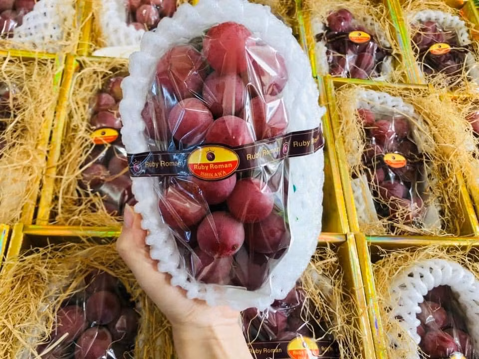 Ngã ngửa sự thật về nho Ruby Roman rẻ giật mình, bán tràn chợ mạng