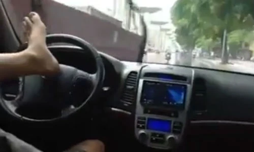 Video trai trẻ lái ô tô bằng chân trên phố Hà Nội