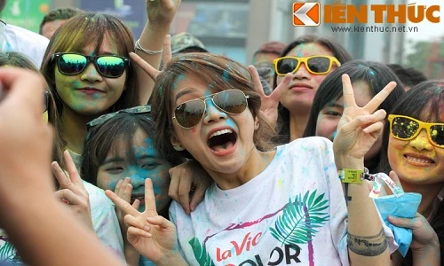 Vlogger An Nguy “nhí nhố” khuấy động đường chạy sắc màu