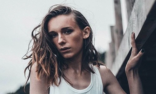 Chàng trai trẻ mặc đồ lót nữ đẹp hơn cả đàn bà