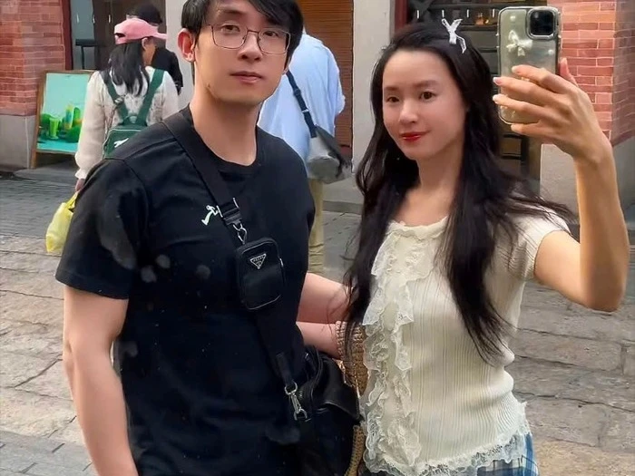 Midu hiếm hoi lộ diện, netizen đồn đoán đã có "tin vui"