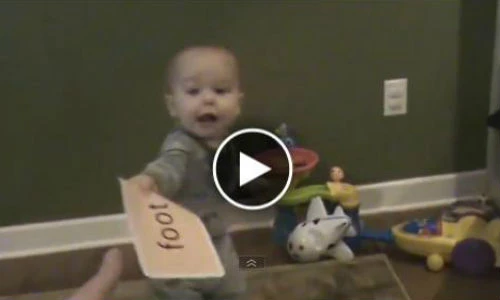 "Thần đồng" 16 tháng tuổi đoán chữ giỏi đến không ngờ