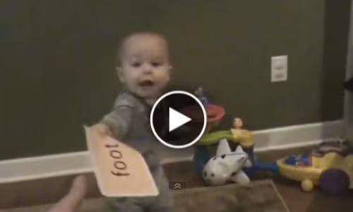 "Thần đồng" 16 tháng tuổi đoán chữ giỏi đến không ngờ