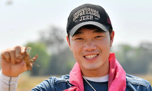 Lộ ảnh Xuân Trường bắt cá, giã cua khiến fangirl tan chảy