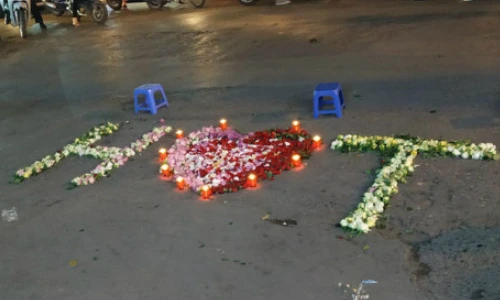 Mượn hoa tỏ tình trước cổng trường ĐH, chàng trai nhận cái kết "đắng"