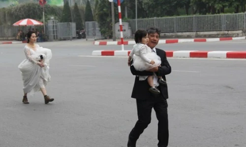 Cấm đường ngày Thượng đỉnh Mỹ-Triều, cô dâu chú rể 'ôm váy chạy bộ'