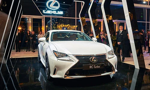 Xế tiền tỷ Lexus RC nổi bật tại Tuần lễ thời trang 2016