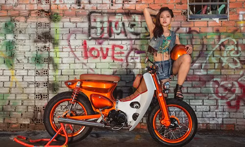 Chân dài "mét mốt" đọ dáng cùng Honda Street Cub 