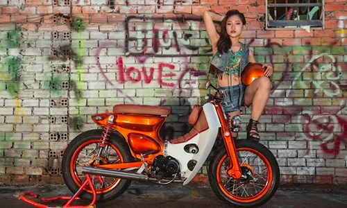Chân dài "mét mốt" đọ dáng cùng Honda Street Cub