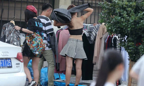 Dàn người mẫu thay đồ ngay trên phố gây xôn xao