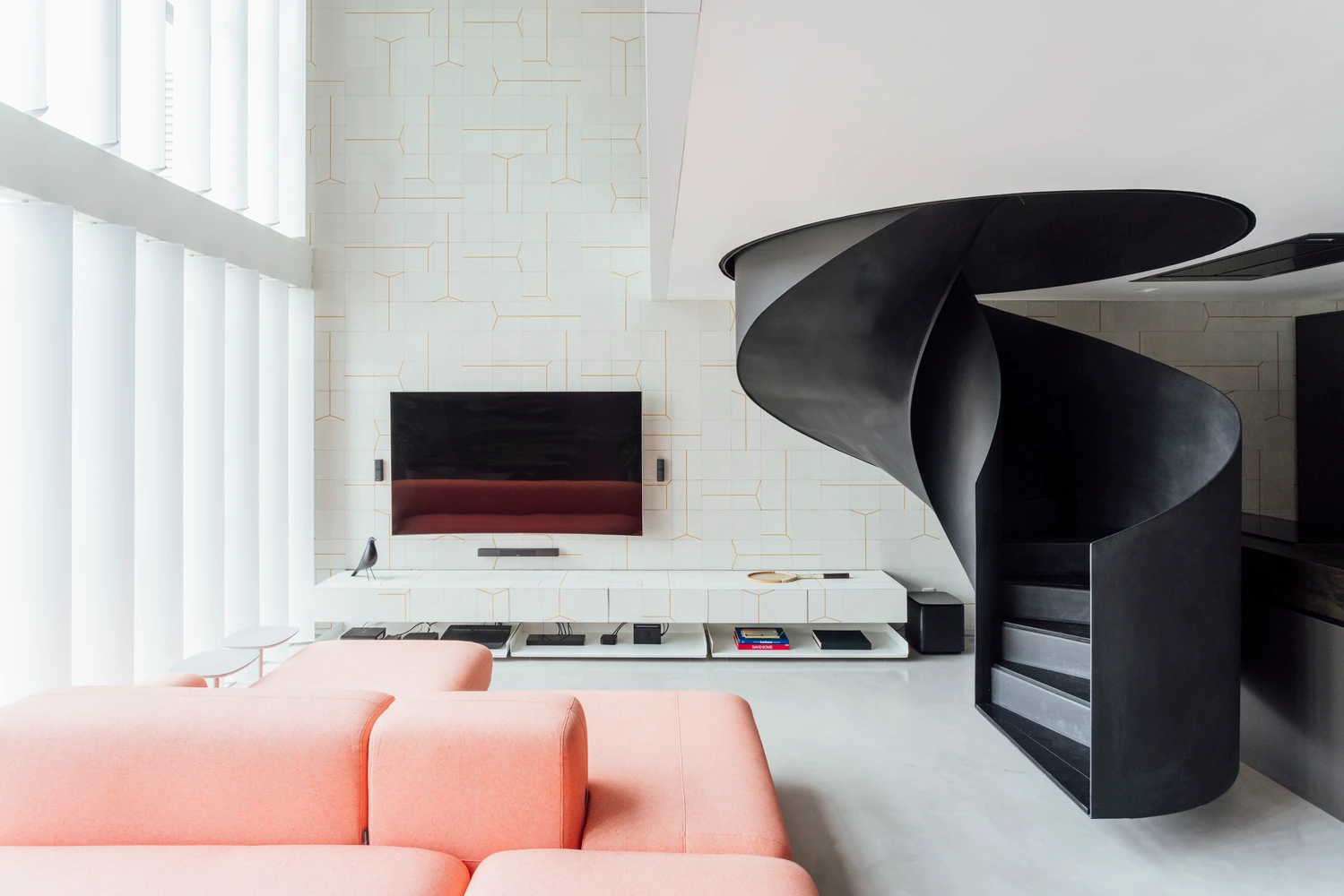 Căn hộ độc đáo với cầu thang lơ lửng