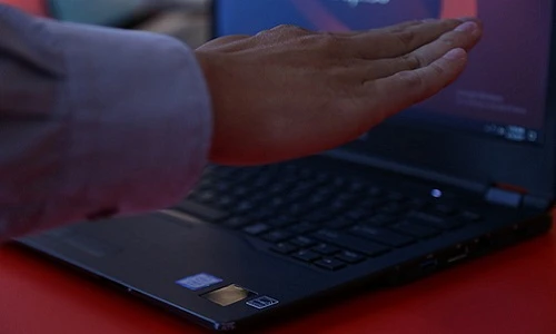 Laptop bảo mật bằng tĩnh mạch lòng bàn tay, giá 33 triệu đồng