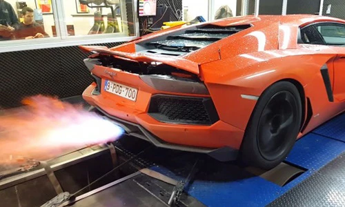 Lamborghini Aventador "khạc lửa" trên máy đo công suất