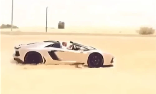 Đại gia Trung Đông lôi Lamborghini Aventador ra "nghịch cát"