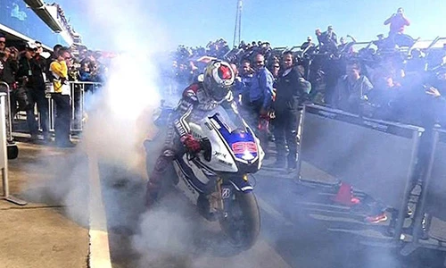 Nhà vô địch MotoGP 2015 nhập viện vì "đốt lốp" ăn mừng