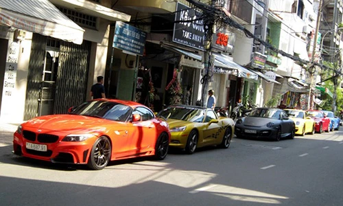 Dàn ôtô thể thao tiền tỷ “thả dáng” trên phố SG