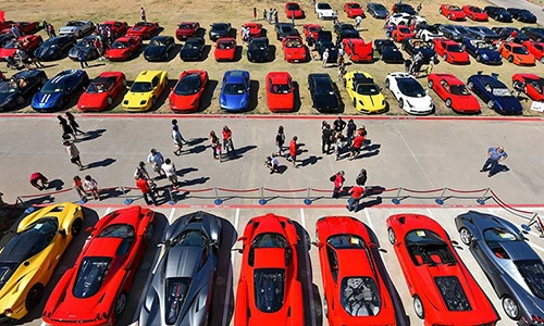 "Lác mắt" trước hàng trăm siêu xe Ferrari xịn nhất Thế giới