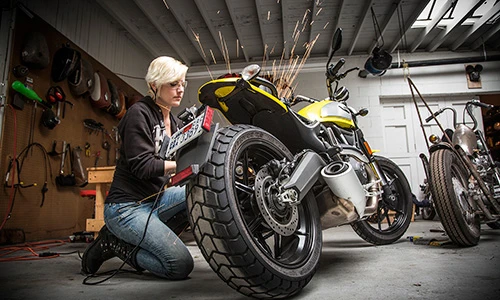 Ngắm cô nhà báo "chất lừ" cùng xế nổ Ducati Scrambler
