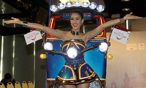 Hoa hậu Thái "lái" xe Tuk Tuk lên sàn Hoa hậu hoàn vũ