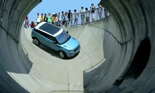 Xem Range Rover Evoque trình diễn lướt ván lòng chảo