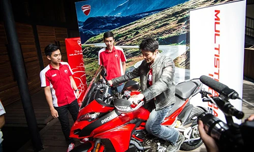Johnny Trí Nguyễn thử "xế đa nhiệm" Ducati Multistrada mới