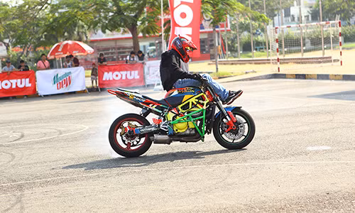 Bikers Việt bốc đầu, "phá xe" tại vòng loại Motul Stunt 2016