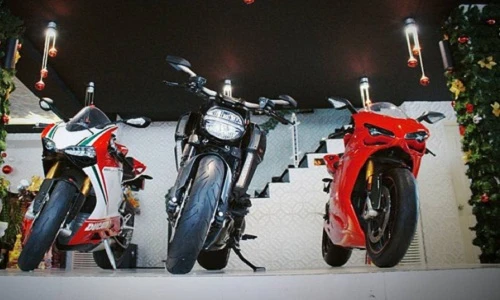 Choáng váng thú chơi mô tô khủng của đại gia Việt