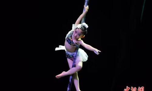 Thiên thần 10X gây ấn tượng với màn múa cột siêu đỉnh