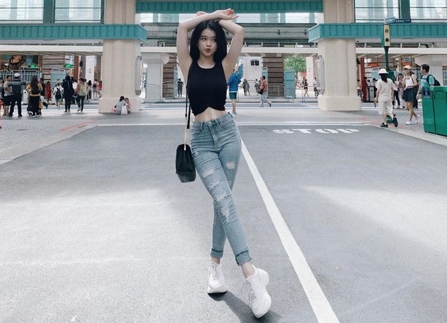 Dậy thì thành công, hot girl Linh Ka chăm diện croptop khoe eo siêu nhỏ "bất thường"