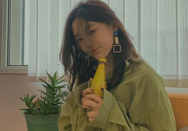 Cô gái bị hở hàm ếch thần thái ngời ngời, hóa ra thừa hưởng gen từ người "này"