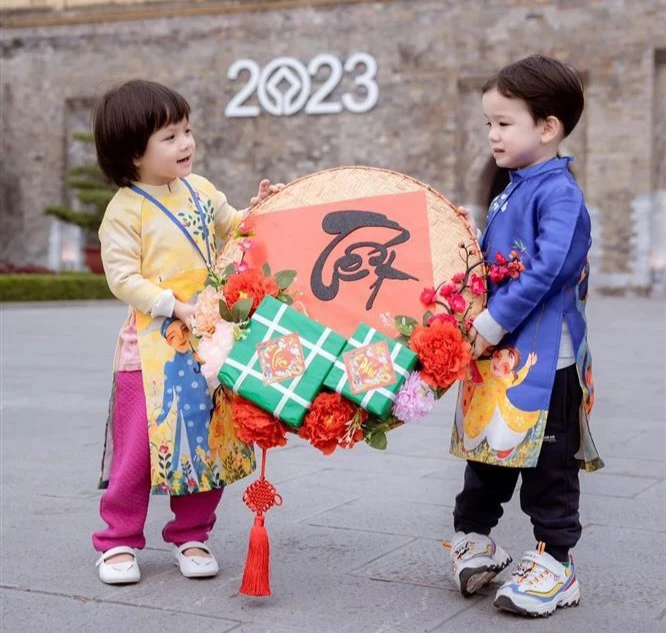 Cháu nội song sinh nhà bầu Hiển chiếm sóng vì quá ư đáng yêu