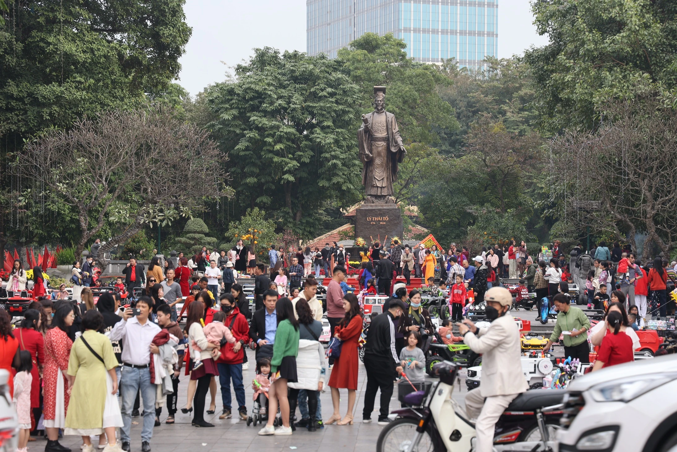 Mùng 3 Tết Quý Mão: Người dân Thủ đô chen chân du Xuân