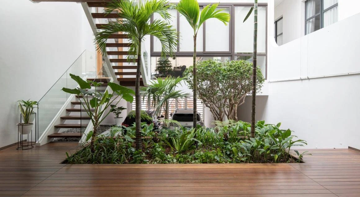 Nhà ống đơn giản tới..."thường thường" nhưng vẫn sở hữu khoảng vườn xanh đắt giá 