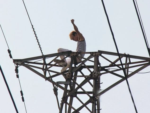 Lên đỉnh cột điện cao thế rồi tập thể dục, hát hò