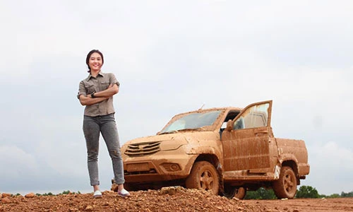 Nữ sinh 9X Việt “quẩy” xe ôtô UAZ Pickup tại VOC 2017