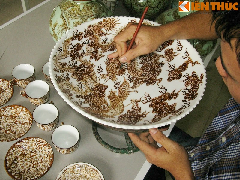 Đột nhập lò vẽ vàng trên sứ của “Hải đồ cổ“
