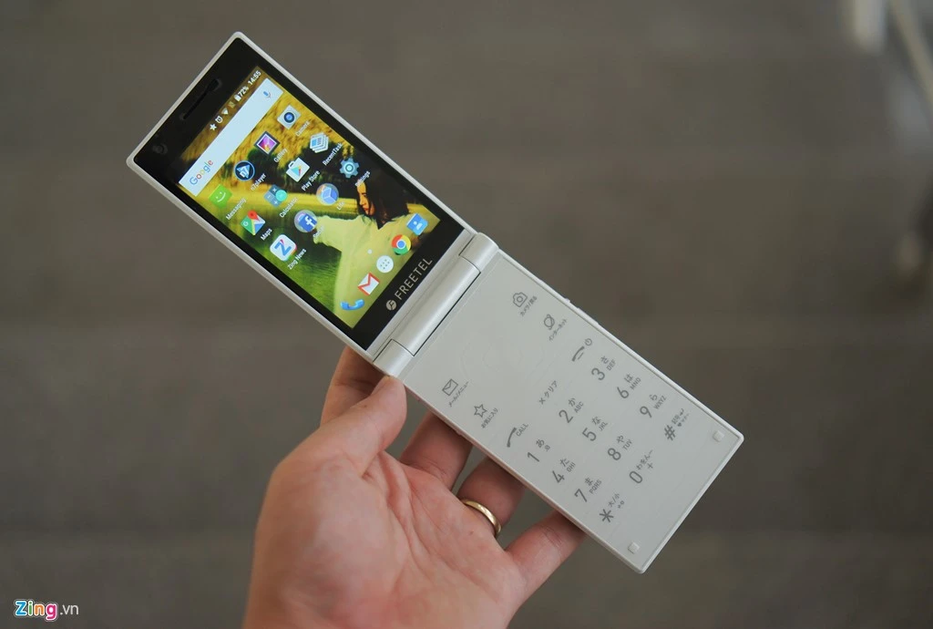 Điện thoại nắp gập Nhật 2 màn hình, giá 4 triệu tại VN