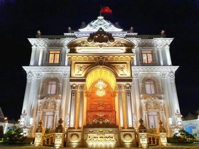 Cận cảnh dinh thự dát vàng đại gia “xây chỉ để ngắm“