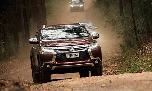 Mitsubishi Pajero Sport miễn thuế về Việt Nam đấu Toyota Fortuner