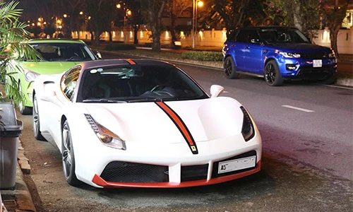 Siêu xe Ferrari 488 GTB 16 tỷ màu lạ ở Sài Gòn