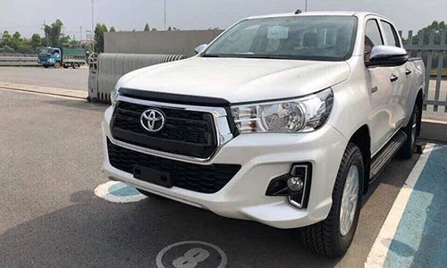 Chi tiết xe Toyota Hilux 2018 giá từ 695 triệu đồng