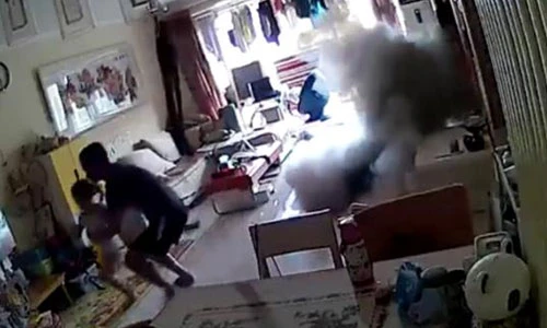 Scooter chạy điện nổ như bom khi đang sạc trong nhà