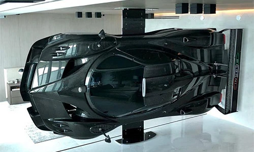 Dùng siêu xe triệu đô Pagani Zonda Revolucion làm tường ngăn