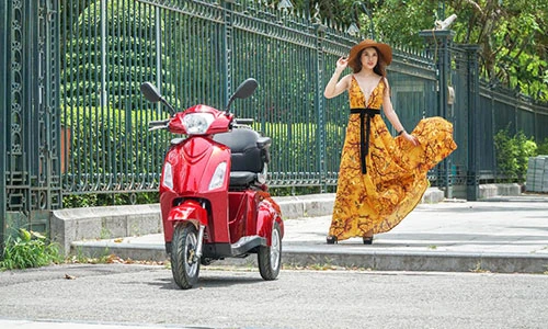 Người đẹp Hà thành đọ dáng xe máy điện 3 bánh độc, lạ